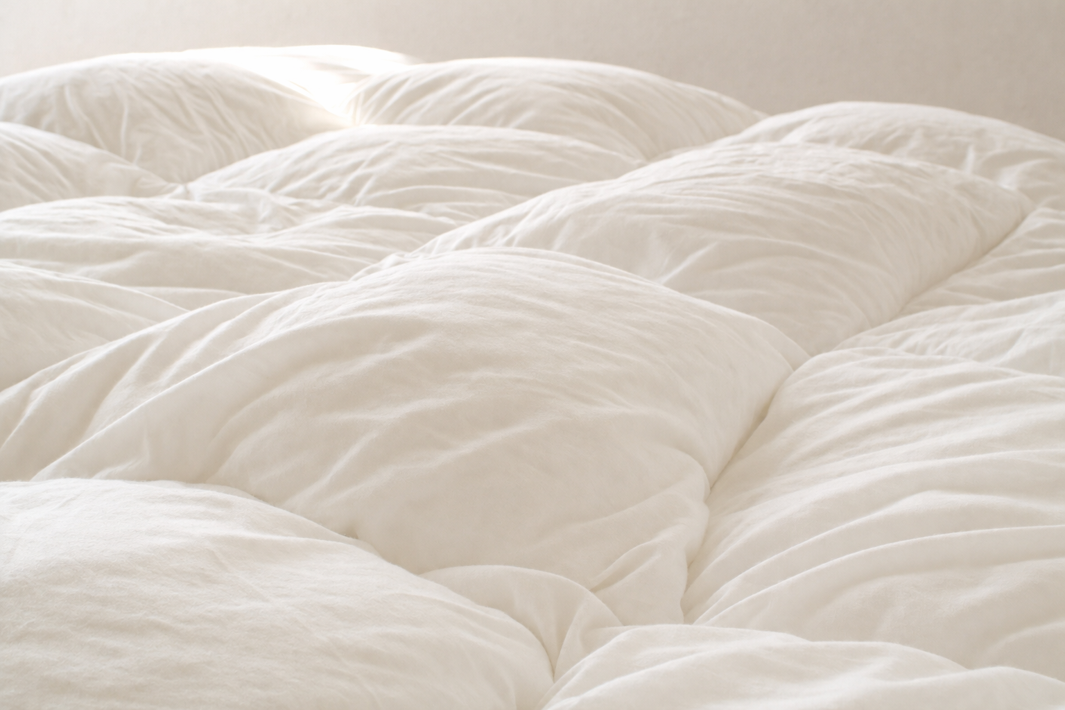 ふかふかの布団で眠るこどものイメージ