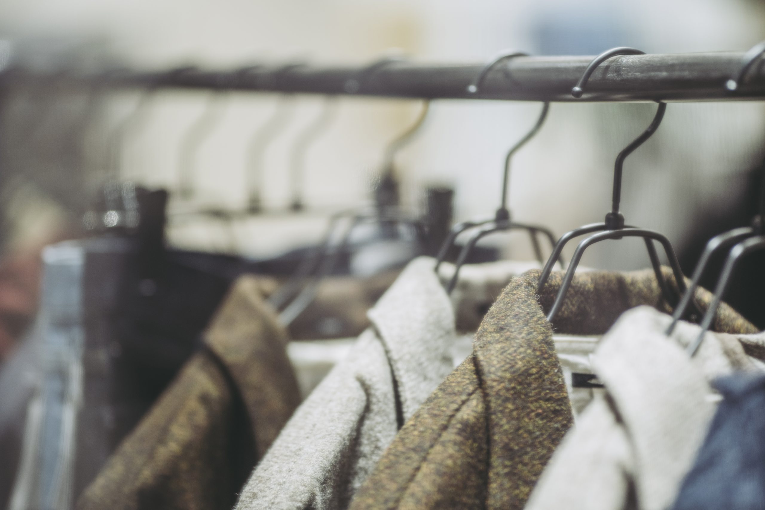 アウターやコートは宅配クリーニングにおまかせ 料金相場やクリーニング頻度は