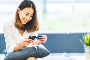 スマートフォンで申し込む女性